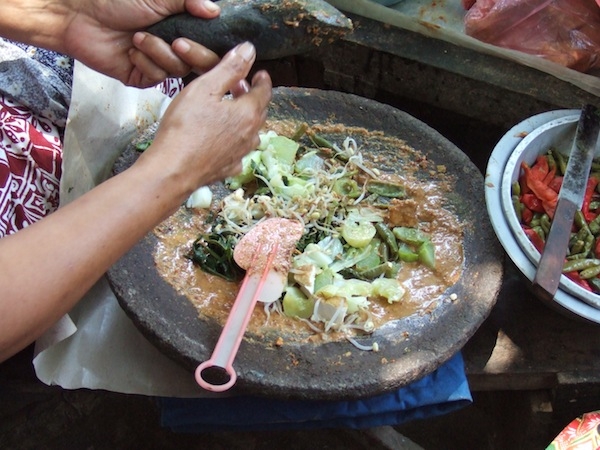 How to Stay Vegetarian on an Overseas Volunteer Trip