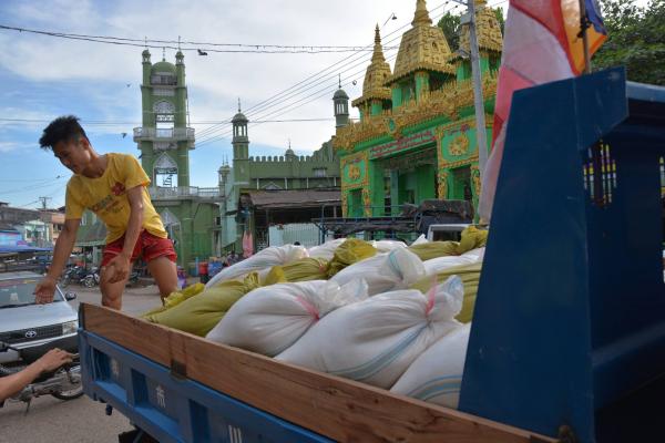 Loading the rice in Hpa&#039;an.